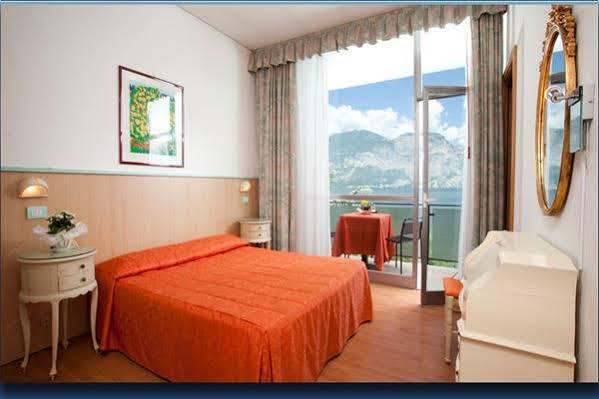 Hotel Residence Rely Бренцоне-суль-Гарда Экстерьер фото